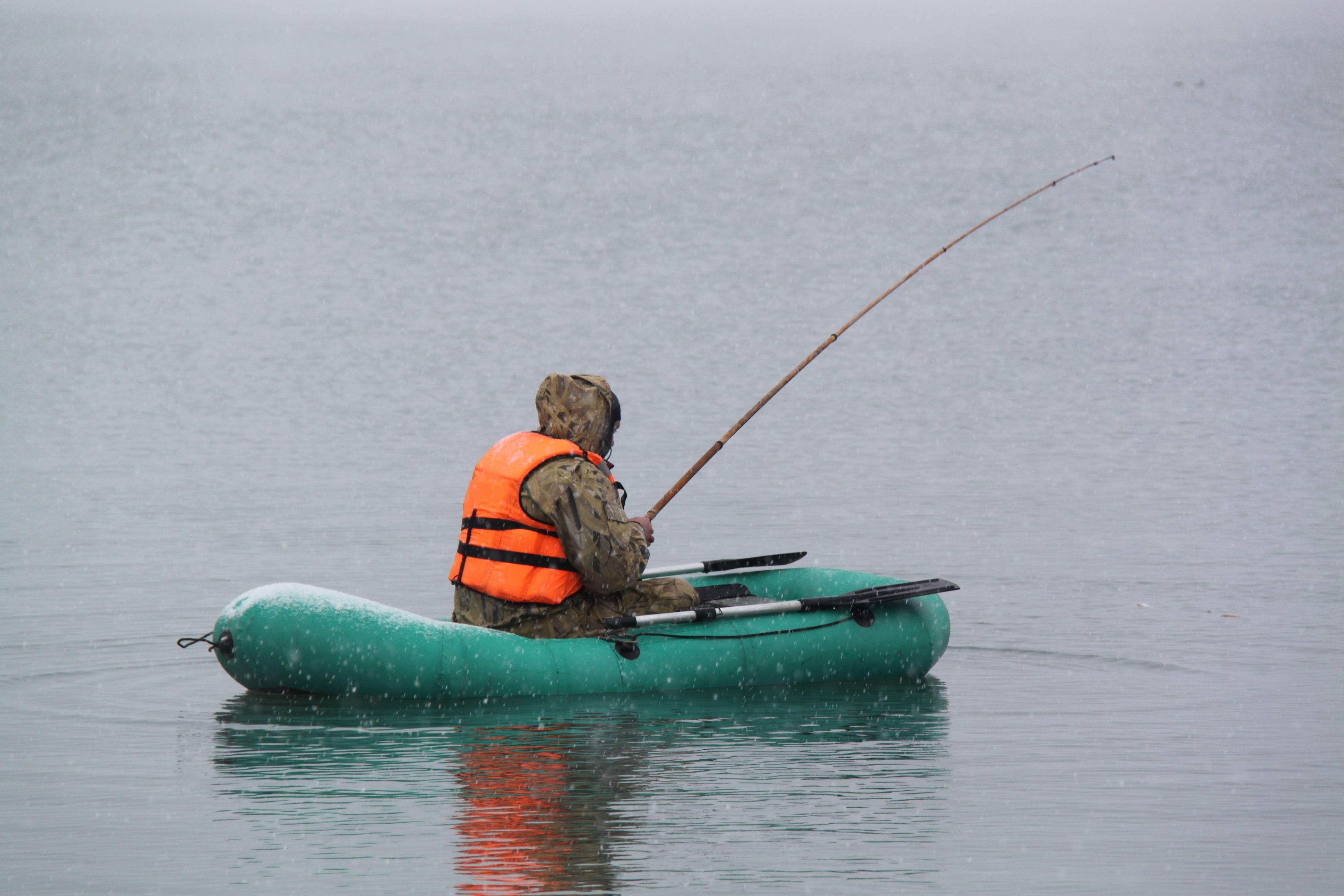 Любительский лов рыбы. Рыбак на резиновой лодке. Рыбак на надувной лодке. Надувная лодка на воде. Резиновая лодка на море рыбалка.